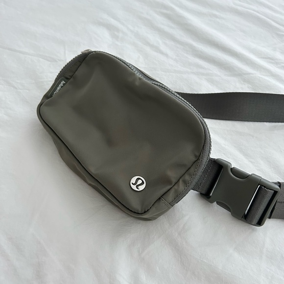 Lululemon Everywhere Belt Bag Forest Green 1L - Picture 1 of 4